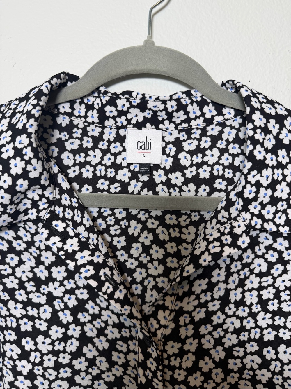 CAbi Floral Sleeveless Button Up Befriend Blouse Size L - Picture 3 of 10